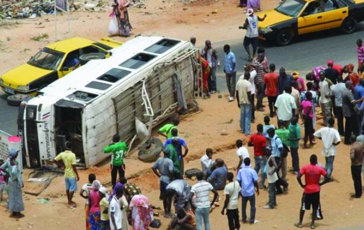 Transport urbain à Dakar — affiche